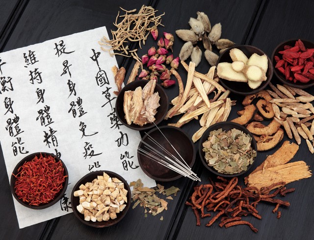Receta natural escrita en caligrafía china acompañada de plantas medicinales tradicionales